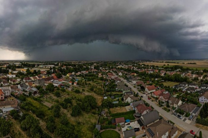 Ilustračný obrázok k článku Búrky už zobrali Slovensko útokom: Postupujú od západu, ZAPLAVILI niekoľko oblastí