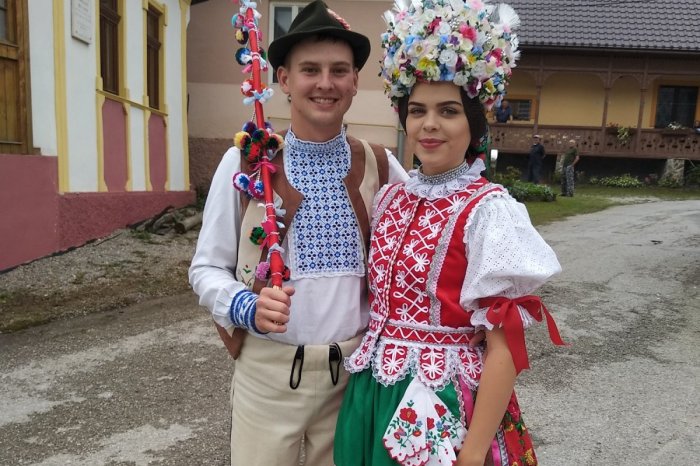 Ilustračný obrázok k článku Folklórny festival v Rejdovej sa blíži: Tento rok sa bude niesť v znamení SVADOBNÝCH tradícií