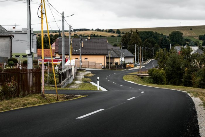 Ilustračný obrázok k článku Správy, ktoré potešia vodičov: Kraj za vyše 700-TISÍC opravil úseky ciest, FOTO