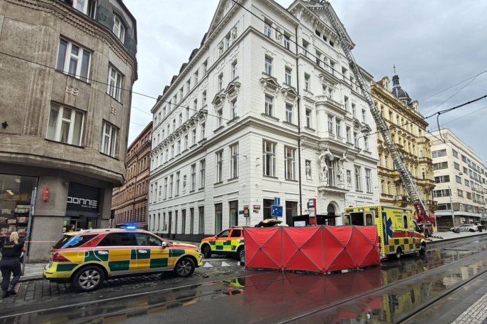 Ilustračný obrázok k článku Obrovská TRAGÉDIA: Muž čakal na zastávke, zo strechy na neho spadla rímsa! Na mieste ZOMREL