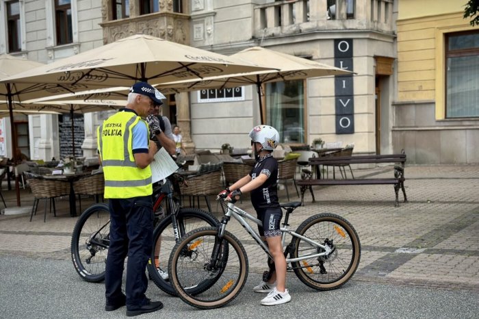 Ilustračný obrázok k článku Sú cyklisti na námestí OHĽADUPLNÍ? Spomaľ alebo zosadni, pripomínali mestskí policajti, FOTO