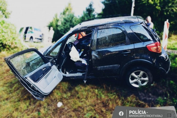 Ilustračný obrázok k článku Pri DESIVEJ nehode sa auto prevrátilo cez strechu: Vodič skončil v nemocnici, FOTO