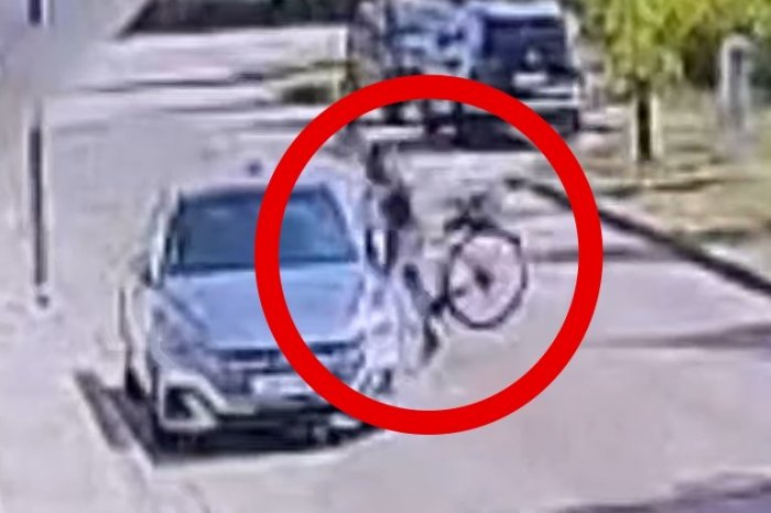 Ilustračný obrázok k článku ČO to stváral? Cyklista si nevšimol auto zaparkované na rovnej ceste! VIDEO