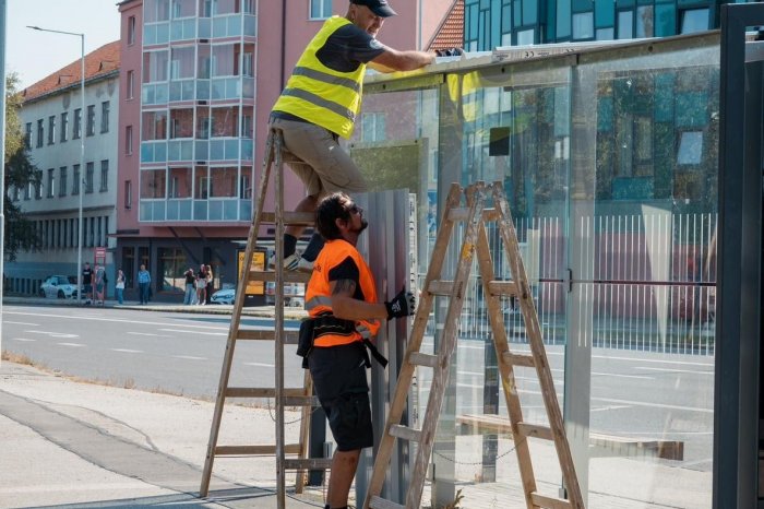 Ilustračný obrázok k článku KONIEC predošlým prístreškom: Na popradských zastávkach MHD montujú NOVÉ strechy