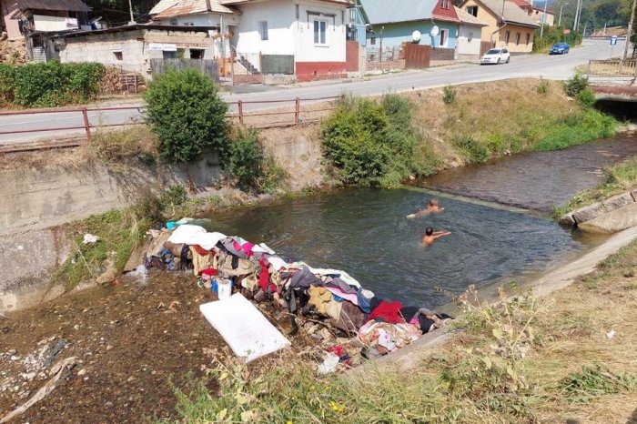 Ilustračný obrázok k článku Z potoka v Rožňave si miestni vybudovali svoj AQUAPARK. Použili koberce a oblečenie