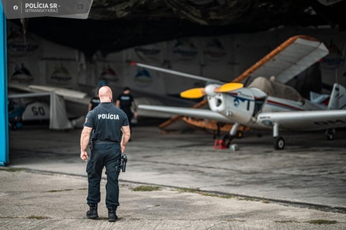 Ilustračný obrázok k článku BOMBOVÁ hrozba na letisku: Na miesto vyrazili policajti, hasiči aj pyrotechnici, FOTO