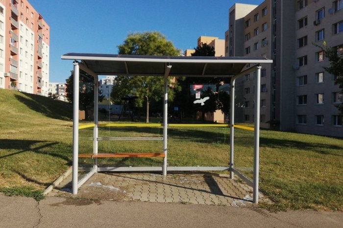 Ilustračný obrázok k článku Mesto vyčistilo autobusové prístrešky, ľudia na ne HROMŽIA: Sú NEPRAKTICKÉ, sťažujú sa