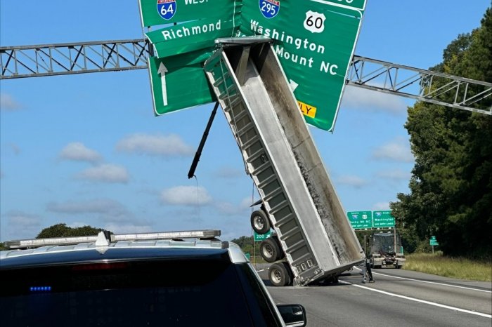 Ilustračný obrázok k článku KURIÓZNA nehoda: Od ťahača sa ODTRHOL náves, opretý o dopravnú značku ostal STÁŤ na diaľnici