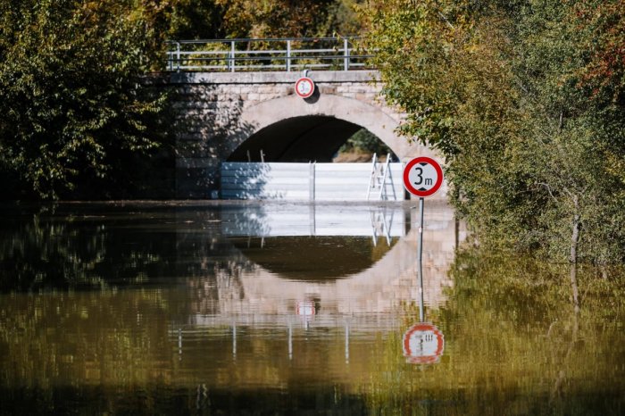 Ilustračný obrázok k článku CHĽABA je stále odrezaná od sveta: DUNAJ začal klesať, čaká sa na DOBRÉ správy, FOTO