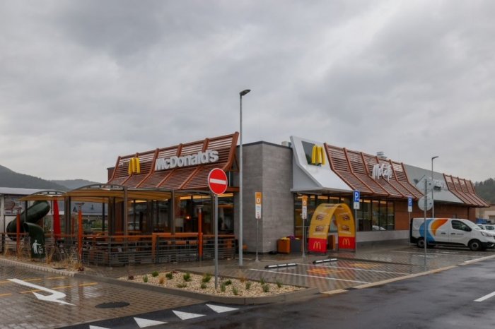 Ilustračný obrázok k článku V Žiline pribudla už 43. prevádzka McDonald’s na Slovensku. Zákazníci sa môžu tešiť „v domčeku“ na McCafé a výnimočný dizajn