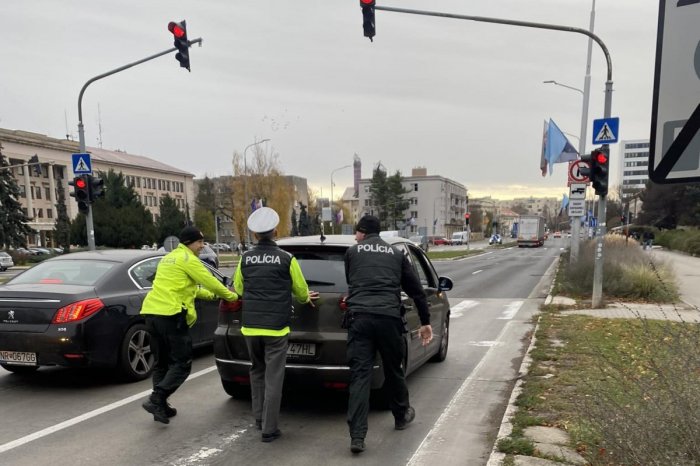 Ilustračný obrázok k článku POMÁHAŤ a chrániť NAŽIVO: POLICAJTI odtlačili nepojazdné AUTO!