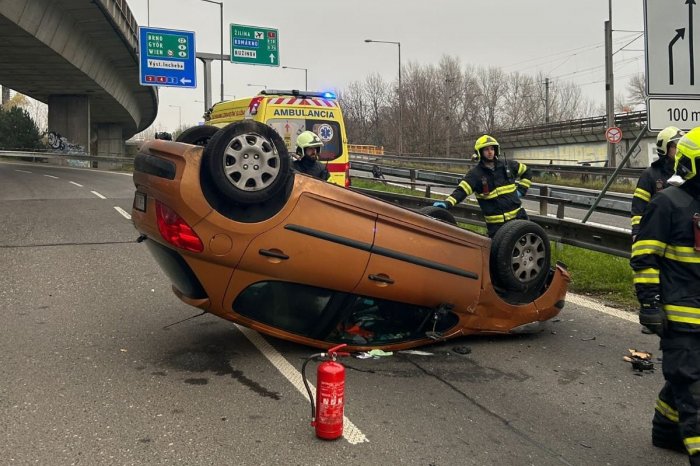 Ilustračný obrázok k článku Auto narazilo do lampy, skončilo na STRECHE: Ako zázrakom sa NIKTO nezranil! FOTO