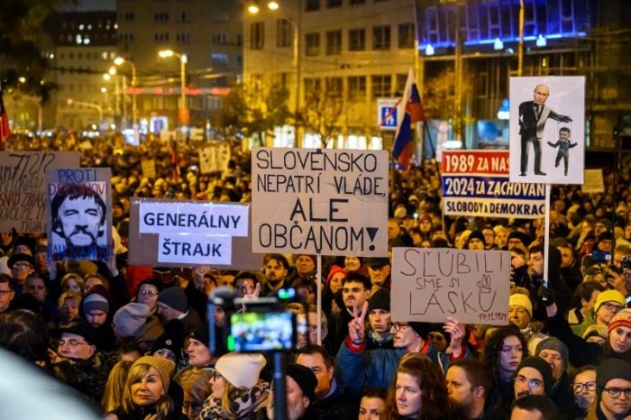 Ilustračný obrázok k článku Koaliční poslanci chcú riešiť EXTRÉMIZMUS: Obviňujú z neho opozíciu, že šíri nenávisť