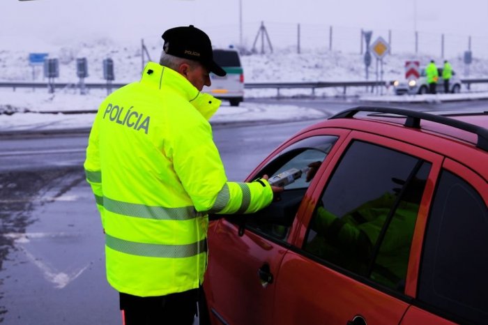 Ilustračný obrázok k článku Slováci, pripravte sa! Až do januára bude na cestách VIAC policajtov