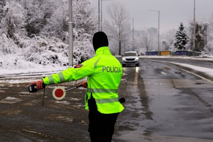 Ilustračný obrázok k článku Pripravte sa na častejšie KONTROLY: Policajti si chcú POSVIETIŤ nielen na vodičov