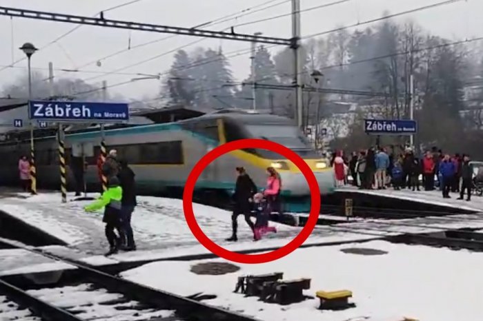 Ilustračný obrázok k článku Mrazivé VIDEO! Rodina s DEŤMI prechádzala cez koľajnice: Takmer ich zrazilo Pendolino