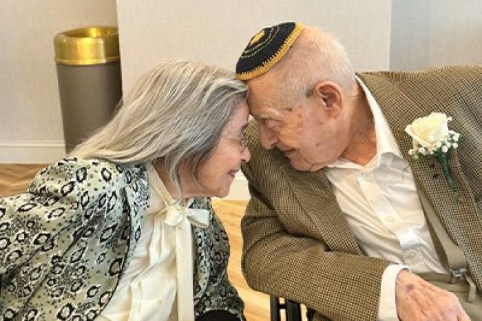 Ilustračný obrázok k článku Láska kvitne v každom veku: Svoje ÁNO si povedal NAJSTARŠÍ pár novomanželov na svete