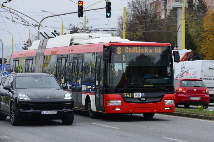 Ilustračný obrázok k článku Kuriozita na Sekčove, aká NEMÁ obdobu: Zastávku MHD od rána BLOKOVALO auto!