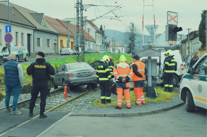 Ilustračný obrázok k článku HROZIVÝ náraz: Autá skončili na koľajniciach, chodkyňa utrpela ZRANENIA, FOTO