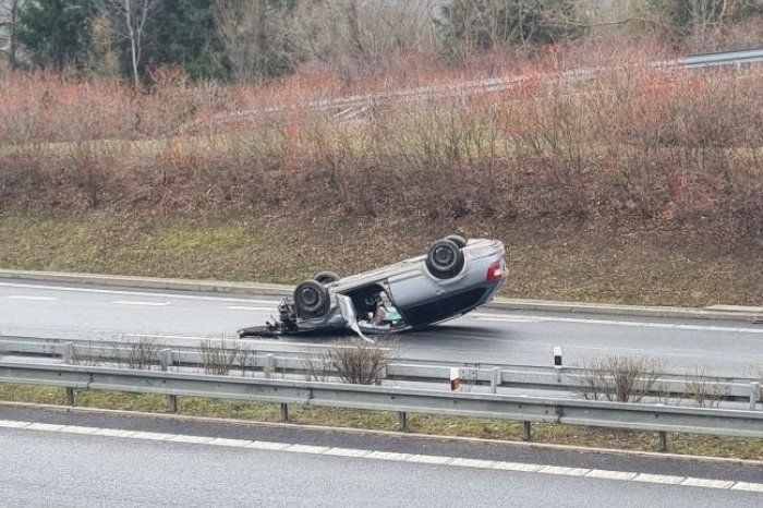 Ilustračný obrázok k článku Pri HROZIVEJ nehode skončilo auto na streche: Rýchlostnú cestu R1 UZAVRELI, FOTO