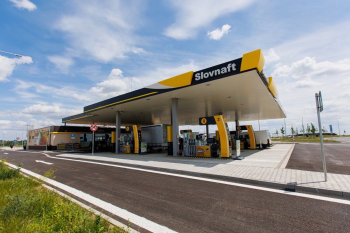 Ilustračný obrázok k článku Slovnaft PREKVAPIL: Vyrobil bionaftu z kešu ORECHOV a letecké palivo z kuchynského oleja