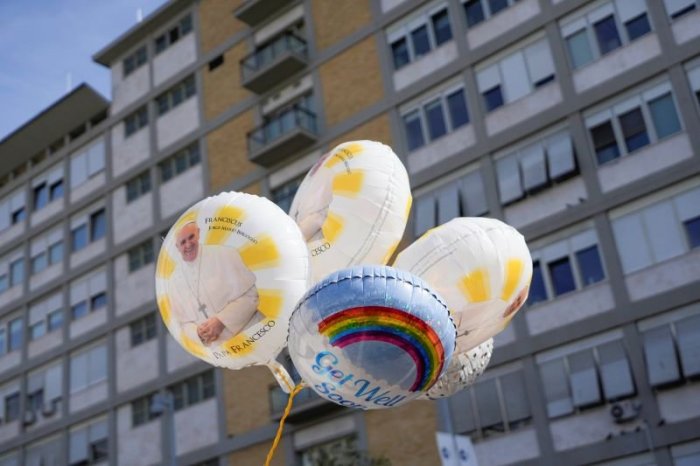 Ilustračný obrázok k článku Pápež po sobotňajšej respiračnej kríze v nedeľu neraňajkoval ani nečítal noviny