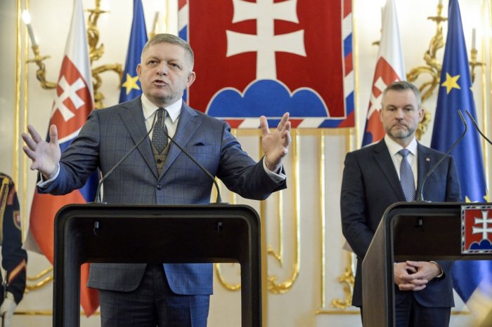 Ilustračný obrázok k článku Pellegrini, Fico aj Šutaj Eštok: Ako REAGUJÚ na to, čo sa stalo v Bielom dome?