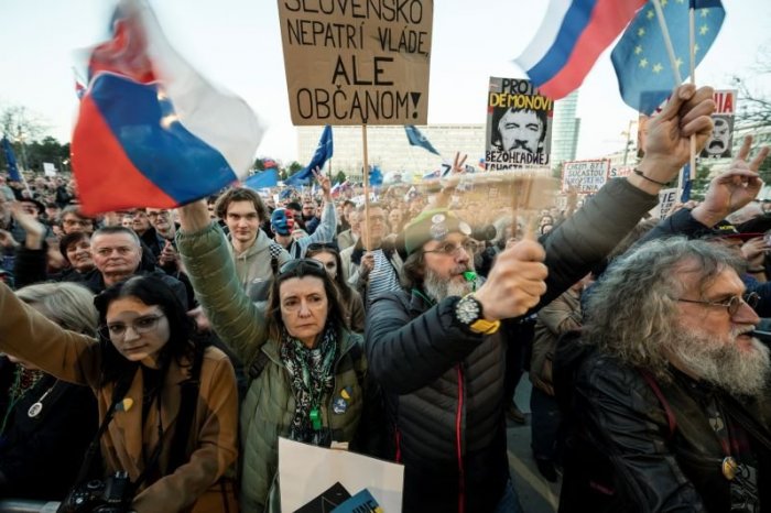 Ilustračný obrázok k článku PROTESTY proti vláde nepovedú k jej ZMENE, ukázal PRIESKUM: Čo ďalej odhalil?