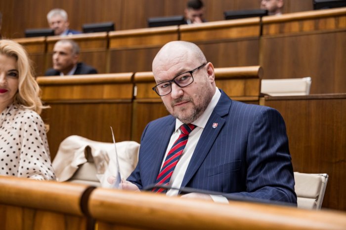 Ilustračný obrázok k článku Huliak hovorí o VLASTIZRADE: Ministra Takáča vyzval, aby PREPUSTIL šéfa ŠVPS