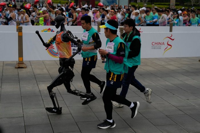 Ilustračný obrázok k článku HISTORICKÝ moment na polmaratóne: Bežali aj ROBOTI, nezaobišlo sa to bez kolízií, FOTO