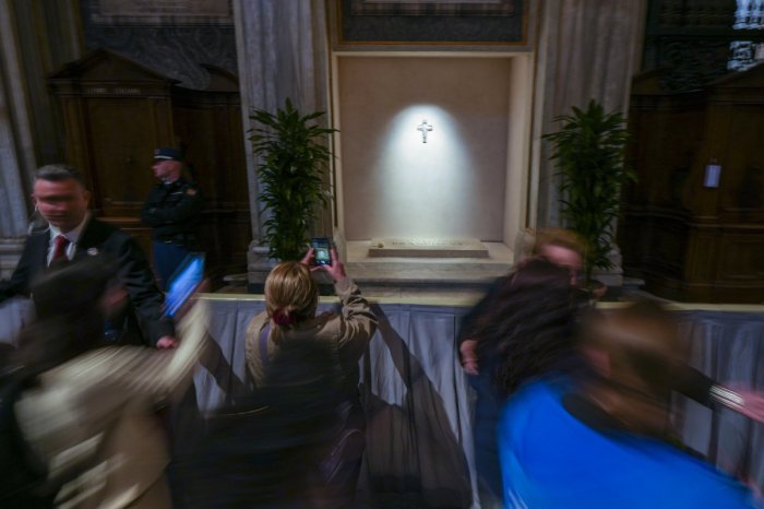 Ilustračný obrázok k článku Keď ľudia uvideli pápežov náhrobok, spustili KRITIKU! Ako sa niečo také mohlo stať?