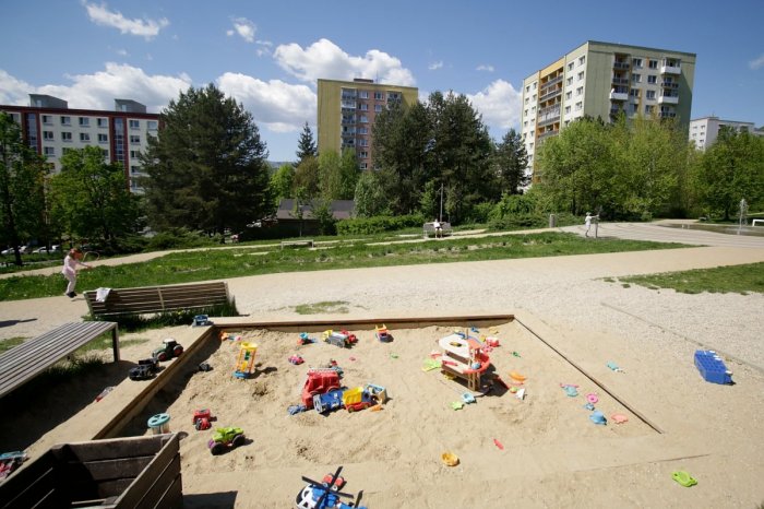 Ilustračný obrázok k článku Prebehla KONTROLA detských ihrísk: ŠPECIÁLNU pozornosť venovali pieskoviskám, FOTO