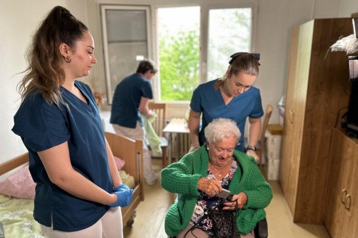 Ilustračný obrázok k článku Je tu RIEŠENIE dlhodobého PROBLÉMU? Chýbajúce opatrovateľky zastupujú študenti, FOTO