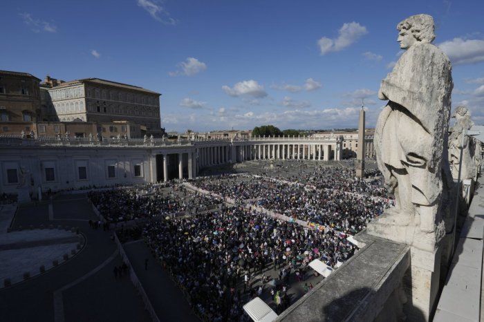 Ilustračný obrázok k článku Pápeža Leva XIV. to šokovalo: Muž sa VYMOČIL pri oltári v Bazilike sv. Petra, VIDEO