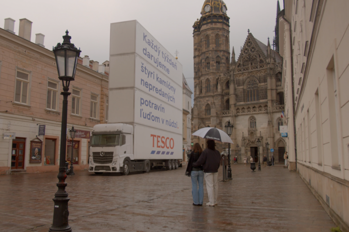 Ilustračný obrázok k článku Tesco každý týždeň daruje 110 ton potravín. Upozorňuje na to netradičným spôsobom – obrovskými kamiónmi v centre Košíc