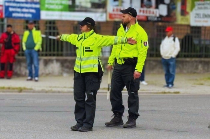 Ilustračný obrázok k článku Poznáte POKYNY policajtov na križovatke? Nácvik ručného riadenia preveril aj vodičov, FOTO