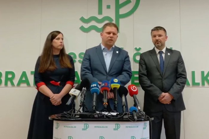 Ilustračný obrázok k článku Po odstúpení starostu Petržalky vznikla PETÍCIA: Hrčkovi vyjadrili podporu aj známe osobnosti