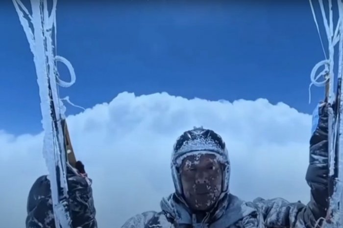 Ilustračný obrázok k článku Čínskeho paraglajdistu vynieslo do výšky 8000 metrov: Namiesto hrdinstva mu naparia POKUTU