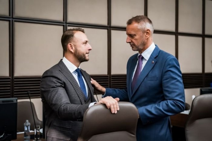 Ilustračný obrázok k článku Matúš Šutaj Eštok má plnú dôveru strany, vyhlásil Raši na margo PADAJÚCICH preferencií Hlasu