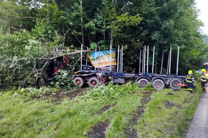 Ilustračný obrázok k článku HROZIVÁ nehoda kamióna pod horským priechodom: Vodiča TRANSPORTOVALI do nemocnice, FOTO