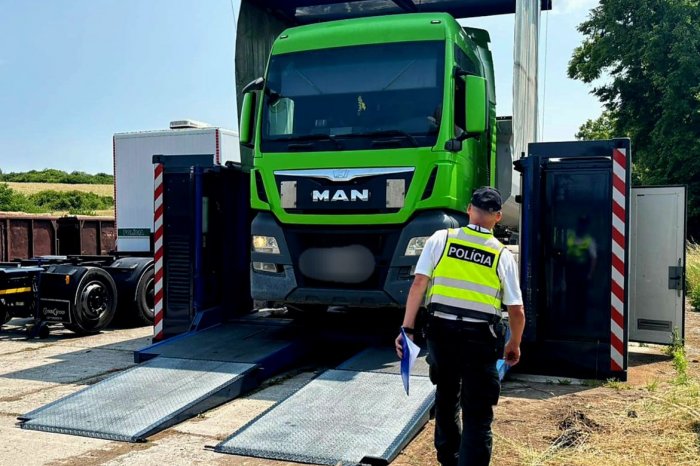 Ilustračný obrázok k článku Policajti si POSVIETILI na vodičov: S pojazdnou STK skontrolovali desiatky nákladiakov, FOTO