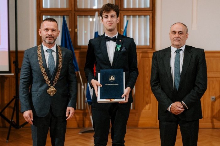 Ilustračný obrázok k článku Župa ocenila STREDOŠKOLÁKOV: Mimoriadne uznanie pre novozámockého GYMNAZISTU