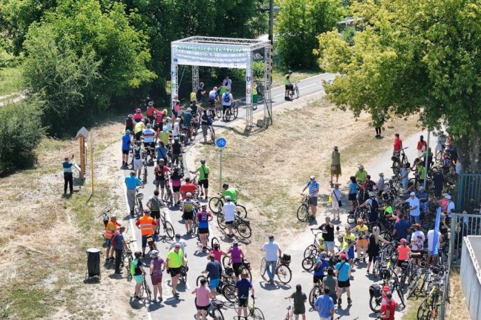 Ilustračný obrázok k článku Cyklotrasa Zelená cesta je OTVORENÁ! Medzi Piešťanmi a Vrbovým prešli STOVKY cyklistov