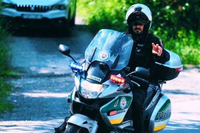 Ilustračný obrázok k článku OBETAVÝ policajt zbadal nehodu cyklistky: Ponáhľal sa ZALARMOVAŤ záchranárov