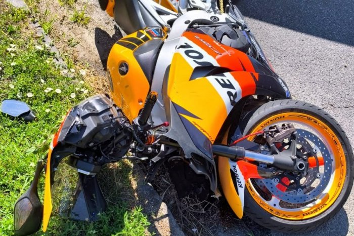 Ilustračný obrázok k článku Prvé INFO z miesta zrážky auta s motocyklom: Postihnutú osobu RATUJÚ hasiči