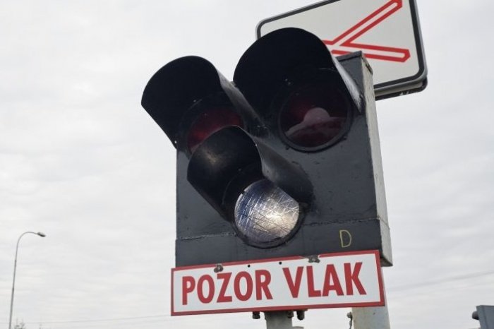 Ilustračný obrázok k článku V Hniezdnom došlo k HROZIVEJ nehode: Zrazilo sa tam osobné auto s vlakom