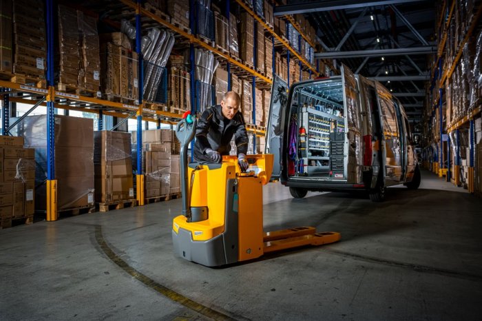 Ilustračný obrázok k článku Manuálne aj elektrické paletové vozíky si stále nachádzajú miesto