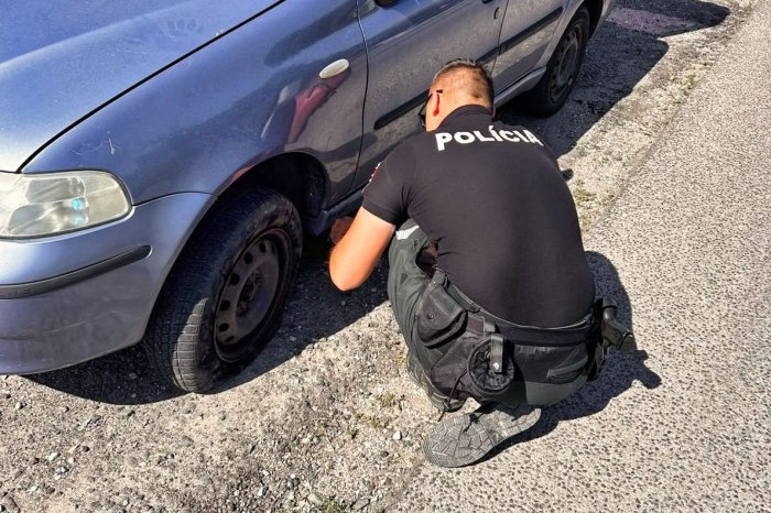 Ilustračný obrázok k článku Takýchto policajtov by chcel stretnúť KAŽDÝ: Bez váhania POMOHLI zúfalej vodičke