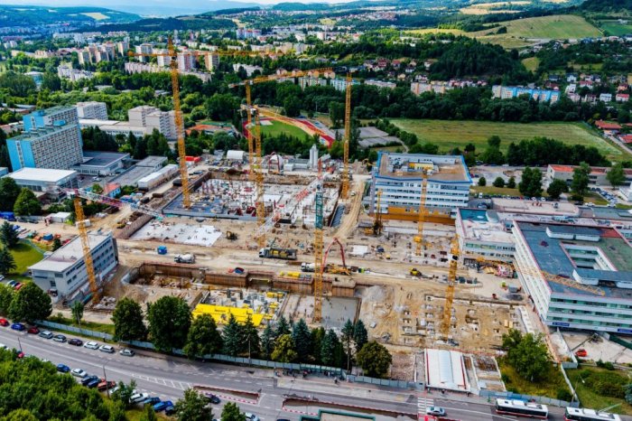 Ilustračný obrázok k článku Chcete sledovať stavbu NOVEJ nemocnice? Pre ľudí vytvorili malú VYHLIADKU, FOTO