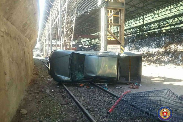 Ilustračný obrázok k článku DESIVÁ nehoda na strednom Slovensku: Osobné auto PRELETELO cez plot, opisujú hasiči, FOTO